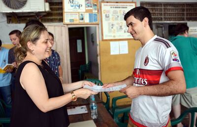 Esteban Santacruz recibe su libertad de la jueza de ejecución de sentencia Silvana Luraghi.