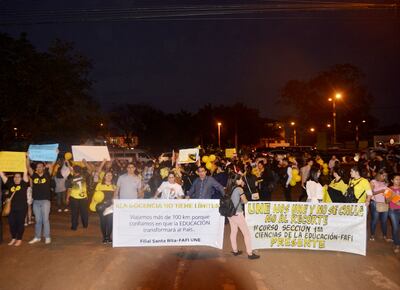 Alumnos de la Universidad Nacional del Este (UNE) cerraron ayer tres rutas en la zona de Ciudad del Este.
