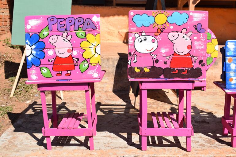 Diversos muebles son ofertados en la ruta Luque -Areguá.