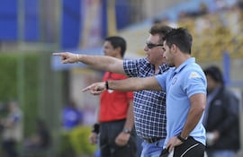 dialogo-familiar-el-director-tecnico-de-olimpia-ver-hugo-almeida-conversa-con-hijo-y-asistente-ivan-almeida-100346000000-608160.JPG