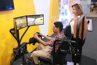 Simulador de conducción de una coche de cambios manuales.