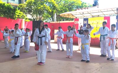Demostración de taekwondo también se tuvo ayer durante la maratón solidaria.