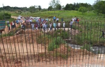 productores-agricolas-y-pobladores-en-general-se-reunieron-para-reclamar-que-termine-la-construccion-de-la-pasarela--225643000000-1396236.jpg
