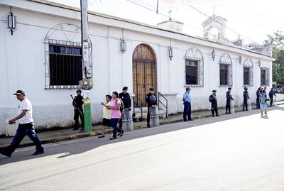 Agentes de policía rodean la iglesia San Miguel, en la ciudad de Masaya (Nicaragua), uno de los templos acosados por el gobierno.
