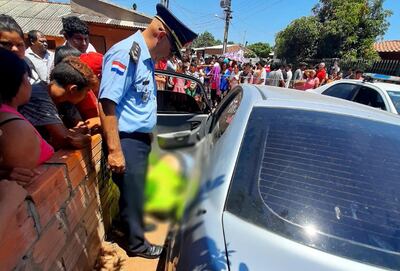 El Crio. Ppal. Carlos López observa el cadáver  del abatido.