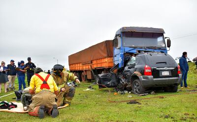 Bomberos trabajan para rescatar los restos de la víctima.