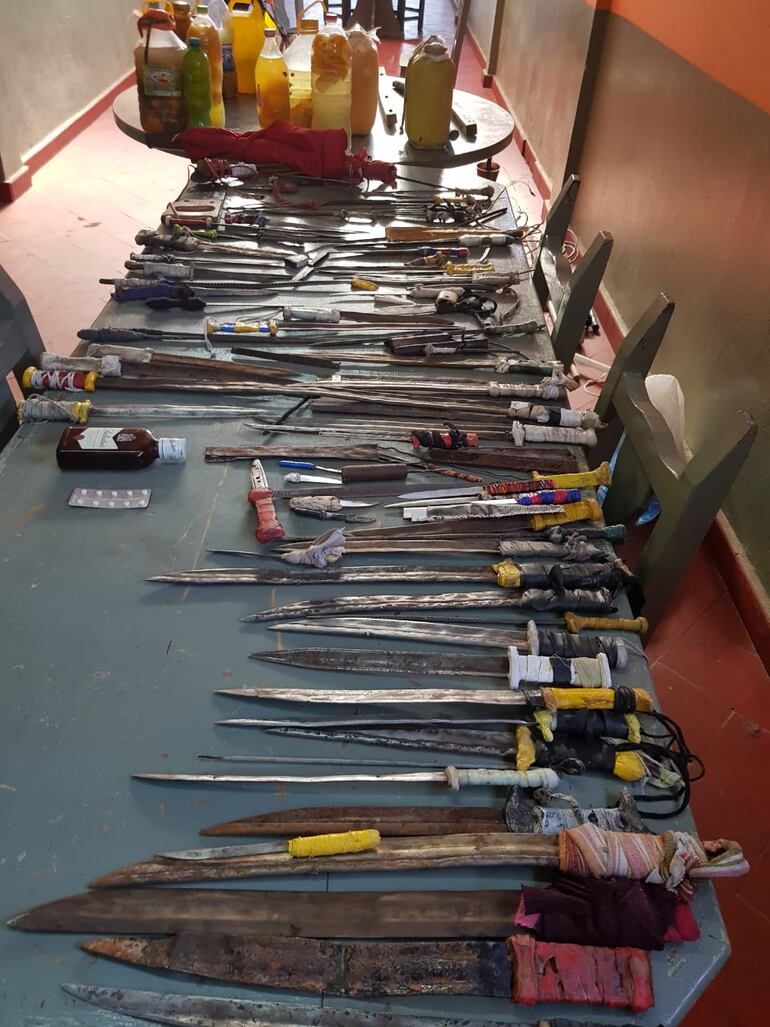 Machetes, cuchillos, puñales y un serrucho, entre las armas blancas incautadas.