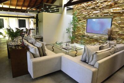 Piedras y vidrio 
Era un lugar que no se usaba, totalmente abierto, y hace tres meses cambió de manera luminosa. El arquitecto Juan José Ruiz se encargó de darle esta nueva cara con revestidos de piedra, piso cementicio y mucho vidrio.