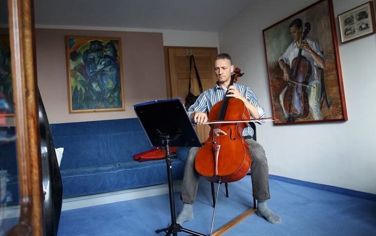 El músico alemán Stephan Wuensch, cellista de la comedia musical de la ópera de Leipzig toca el violoncello en su casa.