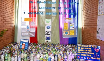 Los alumnos de la escuela Mbocayaty del Sur juntan botellas descartables y lo llenan de residuos plásticos para donarlas o venderlas a los recicladores.