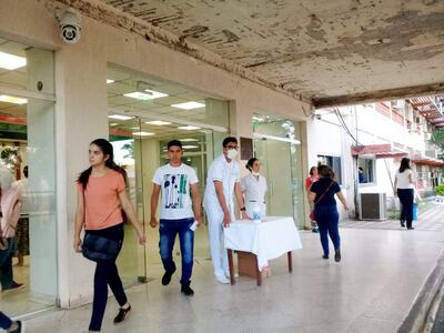 El personal de blanco que niegue atención a un enfermo, lo abandone o sea responsable de la propagación de una enfermedad transmisible puede perder su registro durante 3 años.