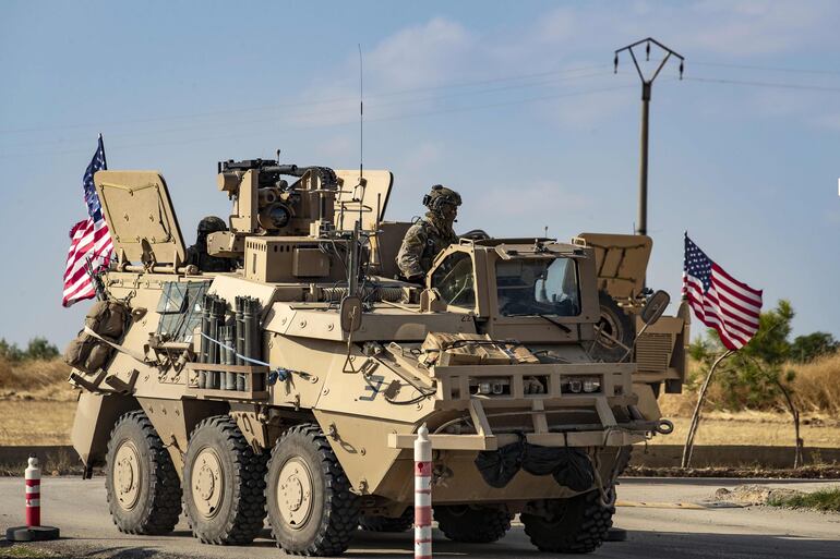 Un vehículo militar estadounidense en la ciudad de siria Qamishli, de mayoría kurda.