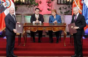 los-ministros-de-relaciones-exteriores-heraldo-munoz-d-de-chile-y-eladio-loizaga-i-de-paraguay-junto-con-los-presidentes-michelle-bachelet-y-205839000000-1508164.jpg