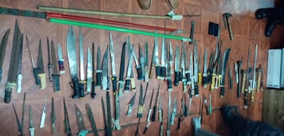 Una gran cantidad de estoques y armas similares se incautaron durante este domingo.