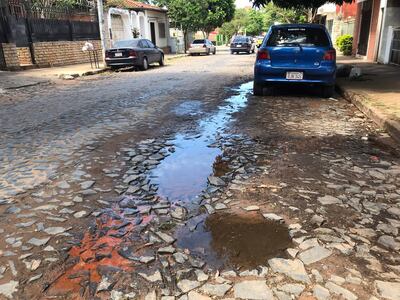 Pérdida de agua en barrio Pinozá.