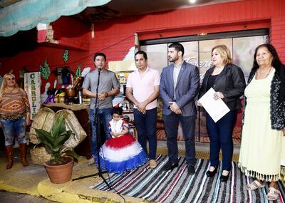 Javier Torres (remera rosada) acompañado de autoridades y compañeros en la inauguración del Tereré literario.