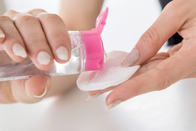 Desmquillante con algo adicional: el agua micelar facilita muchísimo la tarea de retirar el maquillaje.