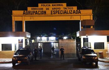 durante-la-noche-dos-patrulleras-y-al-menos-diez-agentes-con-armas-largas-custodian-el-porton-principal-de-la-unidad--202607000000-1633808.jpg