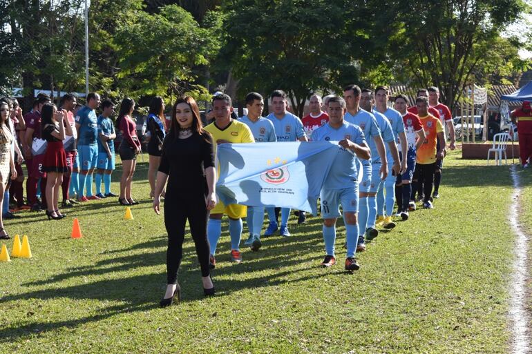 La Asociación de Policías de Guairá, dio por inaugurada la quinta edición del Torneo de Integración “Santa Rosa de Lima”, que ésta vez se realiza en honor al Suboficial M. Hugo Fariña y familia.