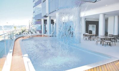 Piscina con cascada en uno de los tres departamentos y nueve cocheras tiene el matrimonio en Itapema, Brasil.