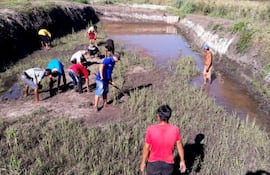 un-grupo-de-nativos-trabajan-en-la-limpieza-de-un-estanque-para-cria-de-tilapia--203648000000-1701308.jpg