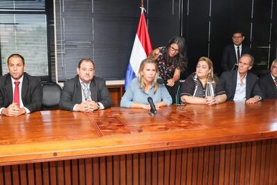 La ministra Liz Cramer (c), junto con farmacéuticos, en el MIC.