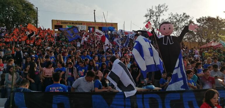 Unos 4.000 jóvenes participaban del evento en la tarde del viernes.
