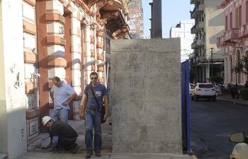los-voluminosos-bloques-de-hormigon-toman-buena-parte-de-la-vereda-sobre-palma-los-responsables-aseguran-que-son-para-proteger-la-fachada-y-que-seran-192517000000-1478240.jpg