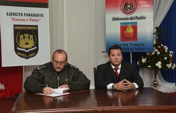 el-comandante-de-ingenieria-scar-gomez-y-el-defensor-del-pueblo-adjunto-carlos-vera-en-la-firma-del-convenio--195807000000-1720105.jpg