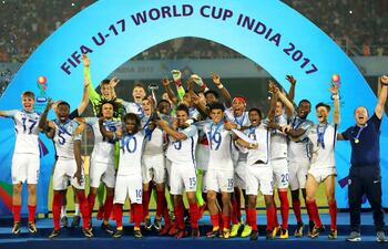 celebracion-de-los-futbolistas-de-la-seleccion-inglesa-por-la-conquista-de-la-copa-del-mundo-sub-17-en-la-india-efe-214521000000-1643931.jpg