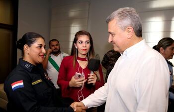 la-suboficial-segundo-de-policia-lilian-amarilla-recibe-las-felicitaciones-del-ministro-del-interior-juan-ernesto-villamayor--192953000000-1831210.jpg