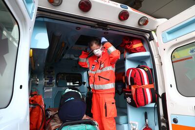 Una enfermera fotografiada con una máscara protectora a bordo de una ambulancia de la sala de emergencias del hospital 'Poliambulanza de Brescia', en Brescia, norte de Italia, el 24 de febrero de 2020.