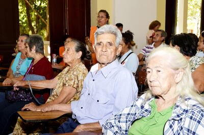 La solución actual, la pensión alimentaria para personas mayores en situación de pobreza, no solo es costosa, sino que además excluye del derecho a un ingreso en la vejez a una amplia proporción de gente mayor y el monto que entrega es insuficiente para garantizar una vida digna.