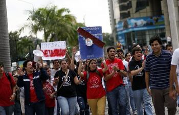 los-estudiantes-hicieron-una-marcha-para-reclamar-el-respeto-de-la-constitucion-en-venezuela-efe-10227000000-505918.jpg
