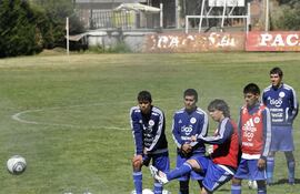 ensayando-tiros-libres-pablo-daniel-zeballos-remata-mientras-que-lorenzo-melgarejo-osvaldo-martinez-marcos-riveros-y-jorge-daniel-nunez-esperan-s-223854000000-415962.jpg