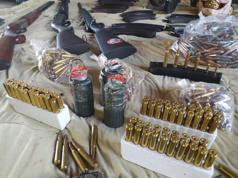 Desde armas largas hasta explosivos fueron hallados en poder de los tres detenidos.