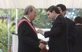 el-escritor-carlos-villagra-marsal-recibe-su-condecoracion-de-manos-de-franco--223119000000-582460.jpg