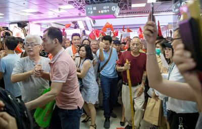 Grupos funcionales a la dictadura comunista china arremetieron contra una protesta prodemocrática en Hong kong.