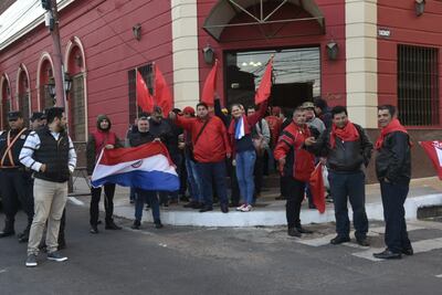 Colorados cierran calles en los alrededores de la Junta de Gobierno de la ANR.