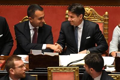 El primer ministro de Italia, Giuseppe Conte (d) junto al líder del Movimiento 5 Estrellas, Luigi di Maio, durante la sesión en el Senado italiano.