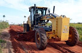 el-tractor-y-en-el-fondo-el-camion-propiedades-de-la-municipalidad-de-la-ciudad-de-capiibary-en-pleno-trabajo-de-apertura-y-reparacion-del-tramo-de-224931000000-1365029.jpg