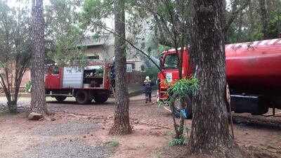 Camiones de bomberos fuera del Hospital Materno-Infantil de Hohenau.
