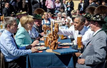 la-cerveza-sin-alcohol-y-los-bretzels-fueron-protagonistas-de-la-reunion-de-los-principales-lideres-del-mundo-en-el-pequeno-poblado-de-krn-en-alem-201111000000-1337941.jpg