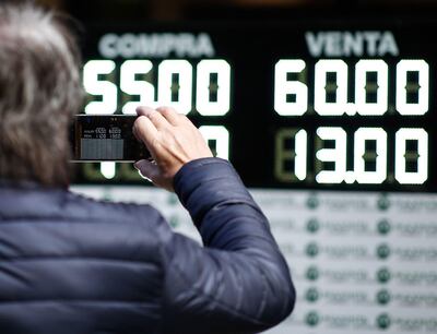 El peso se desplomó ayer 32% frente al dólar este lunes y economistas ya advierten sobre repercusiones locales.