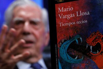 El Premio Nobel de Literatura, Mario Vargas Llosa, durante la presentación este martes de su nueva novela, "Tiempos recios", una historia de conspiraciones políticas e intereses encontrados en tiempos de la Guerra Fría y que sale a la venta este martes simultáneamente en todos los países de lengua española.