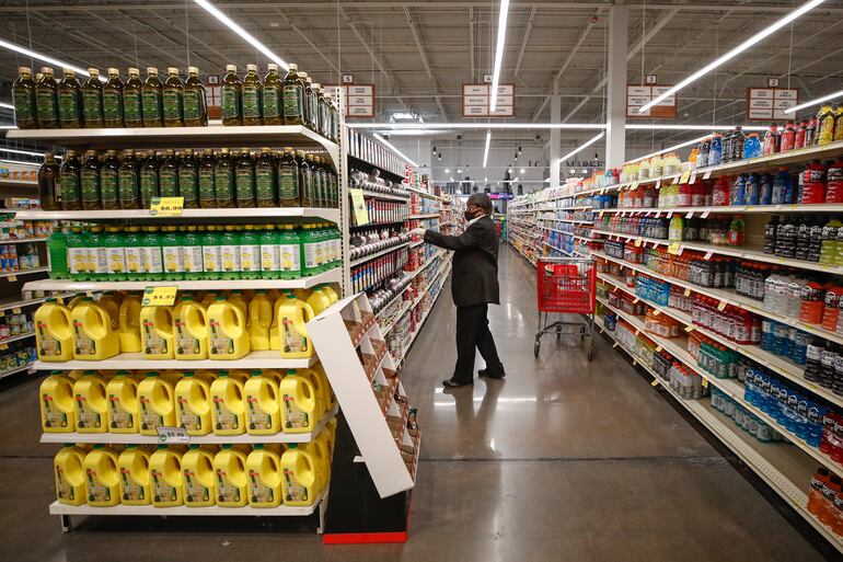 Un hombre realiza sus compras en un supermercado de Chicago, Illinois (EE.UU.).