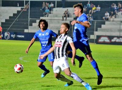 Isidro Pitta Saldívar, de Santaní, resiste la marca de Milciades Portillo y Aldo Vera.