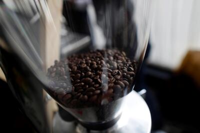 Un menor número de granos de café molidos más toscamente son la clave de un expreso, según científicos.