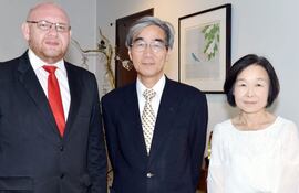 el-ministro-de-agricultura-jorge-gattini-el-embajador-del-japon-yoshihisa-ueda-y-yumi-ueda--214710000000-1307851.jpg