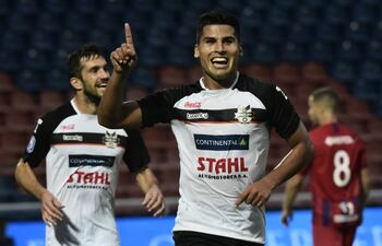 Julio Sebastián Doldán (26), atacante con “ADN militar”, en plena celebración.